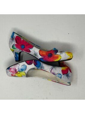 Angel Flex Women's "Carol" Low Heel Closed Toe Tropical Floral Pumps Size 7.5M